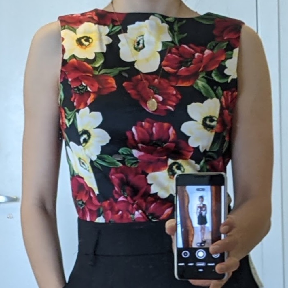 Sleeveless blouse with flower pattern